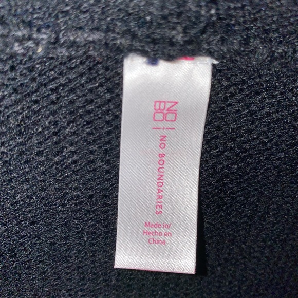 Cute juniors size XS (1) “Santa’s favorite” Sweater with hood - Picture 7 of 7